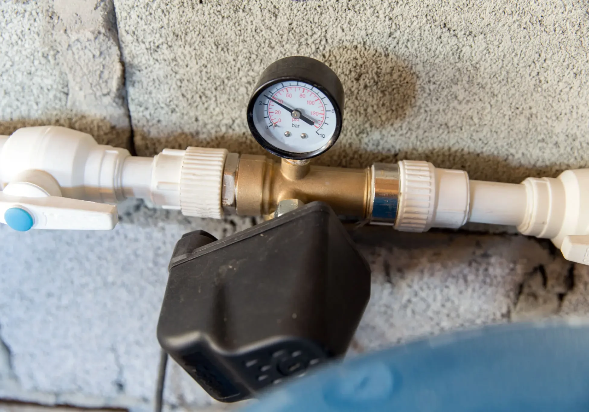 Water pipe with pressure gauge